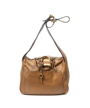 Chloé Bolsas Large Paddington Hobo  Bolso bandolera en Tanado Piel de becerro y Oro hardware. El producto está en en Excelentes Condiciones (A).
  Dimensiones: 33x27x14 cm 
  Accesorios incluidos: Card
    
  BrandCo Paris encuentra artículos raros y en las mejores condiciones a precios increíbles. ¡Vale la pena tener paciencia! Compra con confianza: todos los artículos de BrandCo Paris son seleccionados y autenticados cuidadosamente por nuestro equipo de expertos.
  Todos los artículos vienen con un certificado de autenticidad y un embalaje entregado por BrandCo Paris.
  Tabla de clasificación de la condición del artículo
  N (como nuevo)
  AA (perfecto estado)
  A (excelente estado)
  AB (muy buen estado)
  B (bueno/regular)