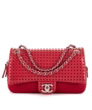 Chanel Tassen Easy Flap Jumbo Schoudertas in de Rood Kalfsleer in de Zilver  hardware. Het product is in In Uitstekende Staat (A).
  Afmetingen: 25x16x6 cm 
  Inclusief accessoires: Sticker; Card; Box
      Conditie Notes: Slightly worn on flap Leather
  BrandCo Paris vindt zeldzame artikelen in de beste staat voor ongelooflijke prijzen. Het is de moeite waard om geduldig te zijn! Koop met vertrouwen: alle artikelen van BrandCo Paris worden zorgvuldig geselecteerd en geverifieerd door ons team van experts.

  Alle artikelen worden geleverd met een certificaat van echtheid en verpakt door BrandCo Paris.

  Classificatietabel voor de conditie van het artikel:

  N (als nieuw)
  AA (perfecte staat)
  A (uitstekende staat)
  AB (zeer goede staat)
  B (goede/redelijke staat)