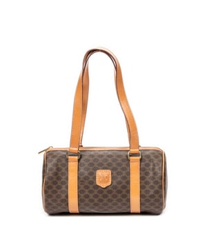 Celine Bolsas Vintage Small Barrel Tote  Bolso bandolera en Marrón Lona recubierta y Oro hardware. El producto está en en Muy Buenas Condiciones (AB).
  Dimensiones: 25.5x13.5x13 cm 
  Accesorios incluidos: None
    
  BrandCo Paris encuentra artículos raros y en las mejores condiciones a precios increíbles. ¡Vale la pena tener paciencia! Compra con confianza: todos los artículos de BrandCo Paris son seleccionados y autenticados cuidadosamente por nuestro equipo de expertos.
  Todos los artículos vienen con un certificado de autenticidad y un embalaje entregado por BrandCo Paris.
  Tabla de clasificación de la condición del artículo
  N (como nuevo)
  AA (perfecto estado)
  A (excelente estado)
  AB (muy buen estado)
  B (bueno/regular)