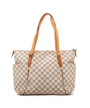 Louis Vuitton Bolsas Totally 35 Bolso bandolera en Marrón Lona recubierta y Latón dorado hardware. El producto está en en Excelentes Condiciones (A).
  Dimensiones: 35x30x15 cm 
  Accesorios incluidos: NONE
    
  BrandCo Paris encuentra artículos raros y en las mejores condiciones a precios increíbles. ¡Vale la pena tener paciencia! Compra con confianza: todos los artículos de BrandCo Paris son seleccionados y autenticados cuidadosamente por nuestro equipo de expertos.
  Todos los artículos vienen con un certificado de autenticidad y un embalaje entregado por BrandCo Paris.
  Tabla de clasificación de la condición del artículo
  N (como nuevo)
  AA (perfecto estado)
  A (excelente estado)
  AB (muy buen estado)
  B (bueno/regular)
