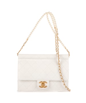 Chanel Bolsas Vintage Pearl Wallet on Chain  Bolso bandolera en Blanco Piel de becerro y Oro/Perlas hardware. El producto está en en Perfectas Condiciones (AA).
  Dimensiones: 21x16x3 cm 
  Accesorios incluidos: Sticker; Card
    
  BrandCo Paris encuentra artículos raros y en las mejores condiciones a precios increíbles. ¡Vale la pena tener paciencia! Compra con confianza: todos los artículos de BrandCo Paris son seleccionados y autenticados cuidadosamente por nuestro equipo de expertos.
  Todos los artículos vienen con un certificado de autenticidad y un embalaje entregado por BrandCo Paris.
  Tabla de clasificación de la condición del artículo
  N (como nuevo)
  AA (perfecto estado)
  A (excelente estado)
  AB (muy buen estado)
  B (bueno/regular)