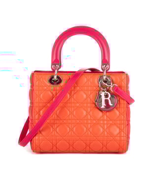 Dior Bolsas Medium Lady-D  Bolso bandolera en Naranja/Rojo Piel de becerro y Plata hardware. El producto está en en Perfectas Condiciones (AA).
  Dimensiones: 24x21x10 cm 
  Accesorios incluidos: Strap; Dior charm; Dustbag
    
  BrandCo Paris encuentra artículos raros y en las mejores condiciones a precios increíbles. ¡Vale la pena tener paciencia! Compra con confianza: todos los artículos de BrandCo Paris son seleccionados y autenticados cuidadosamente por nuestro equipo de expertos.
  Todos los artículos vienen con un certificado de autenticidad y un embalaje entregado por BrandCo Paris.
  Tabla de clasificación de la condición del artículo
  N (como nuevo)
  AA (perfecto estado)
  A (excelente estado)
  AB (muy buen estado)
  B (bueno/regular)