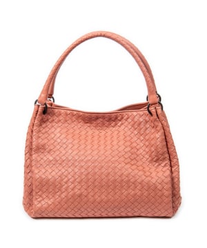 Bottega Veneta Bolsas Parachute Tote  Bolso bandolera en Rosa Piel de becerro y Latón envejecido hardware. El producto está en en Perfectas Condiciones (AA).
  Dimensiones: 30.5x22x23 cm 
  Accesorios incluidos: Mirror
    
  BrandCo Paris encuentra artículos raros y en las mejores condiciones a precios increíbles. ¡Vale la pena tener paciencia! Compra con confianza: todos los artículos de BrandCo Paris son seleccionados y autenticados cuidadosamente por nuestro equipo de expertos.
  Todos los artículos vienen con un certificado de autenticidad y un embalaje entregado por BrandCo Paris.
  Tabla de clasificación de la condición del artículo
  N (como nuevo)
  AA (perfecto estado)
  A (excelente estado)
  AB (muy buen estado)
  B (bueno/regular)