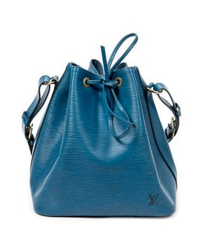 Louis Vuitton Tassen Noe PM Schoudertas in de Blauw Kalfsleer in de Gouden Messing  hardware. Het product is in In Uitstekende Staat (A).
  Afmetingen: 24x26x18 cm 
  Inclusief accessoires: None
      
  BrandCo Paris vindt zeldzame artikelen in de beste staat voor ongelooflijke prijzen. Het is de moeite waard om geduldig te zijn! Koop met vertrouwen: alle artikelen van BrandCo Paris worden zorgvuldig geselecteerd en geverifieerd door ons team van experts.

  Alle artikelen worden geleverd met een certificaat van echtheid en verpakt door BrandCo Paris.

  Classificatietabel voor de conditie van het artikel:

  N (als nieuw)
  AA (perfecte staat)
  A (uitstekende staat)
  AB (zeer goede staat)
  B (goede/redelijke staat)