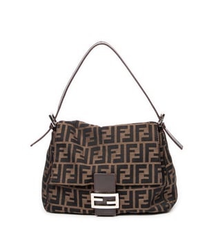 Fendi Bolsas Mama Forever  Bolso bandolera en Bronceado/Marrón oscuro Lienzo y Plata hardware. El producto está en en Excelentes Condiciones (A).
  Dimensiones: 28x19x11 cm 
  Accesorios incluidos: None
    Condición Notes: slight scuffs on buckle hardware
  BrandCo Paris encuentra artículos raros y en las mejores condiciones a precios increíbles. ¡Vale la pena tener paciencia! Compra con confianza: todos los artículos de BrandCo Paris son seleccionados y autenticados cuidadosamente por nuestro equipo de expertos.
  Todos los artículos vienen con un certificado de autenticidad y un embalaje entregado por BrandCo Paris.
  Tabla de clasificación de la condición del artículo
  N (como nuevo)
  AA (perfecto estado)
  A (excelente estado)
  AB (muy buen estado)
  B (bueno/regular)