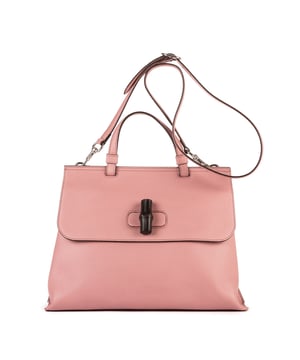 Gucci Bolsas Medium Bamboo Daily Top Handle  Bolso bandolera en Rosa Piel de becerro y Plata hardware. El producto está en en Perfectas Condiciones (AA).
  Dimensiones: 32.5x24x12 cm 
  Accesorios incluidos: Strap; Dustbag
    
  BrandCo Paris encuentra artículos raros y en las mejores condiciones a precios increíbles. ¡Vale la pena tener paciencia! Compra con confianza: todos los artículos de BrandCo Paris son seleccionados y autenticados cuidadosamente por nuestro equipo de expertos.
  Todos los artículos vienen con un certificado de autenticidad y un embalaje entregado por BrandCo Paris.
  Tabla de clasificación de la condición del artículo
  N (como nuevo)
  AA (perfecto estado)
  A (excelente estado)
  AB (muy buen estado)
  B (bueno/regular)