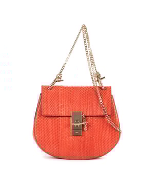 Chloé Bolsas Drew Chain Crossbody  Bolso bandolera en Naranja Piel de becerro y Oro hardware. El producto está en en Excelentes Condiciones (A).
  Dimensiones: 23x20x7 cm 
  Accesorios incluidos: Dustbag
    
  BrandCo Paris encuentra artículos raros y en las mejores condiciones a precios increíbles. ¡Vale la pena tener paciencia! Compra con confianza: todos los artículos de BrandCo Paris son seleccionados y autenticados cuidadosamente por nuestro equipo de expertos.
  Todos los artículos vienen con un certificado de autenticidad y un embalaje entregado por BrandCo Paris.
  Tabla de clasificación de la condición del artículo
  N (como nuevo)
  AA (perfecto estado)
  A (excelente estado)
  AB (muy buen estado)
  B (bueno/regular)