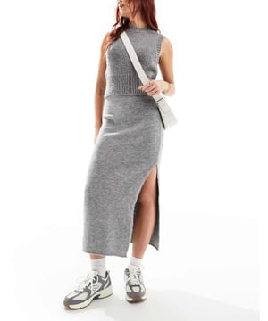 Skirts by ASOS DESIGN The ultimate all-rounder Plain design Regular rise Elasticated waist Side split Slim fitSold By: Asos