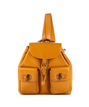Gucci Tassen Large Bamboo Backpack  Rugzak in de Mosterd Kalfsleer in de Goud  hardware. Het product is in In Uitstekende Staat (A).
  Afmetingen: 30.5x30x10 cm 
  Inclusief accessoires: Dustbag
      
  BrandCo Paris vindt zeldzame artikelen in de beste staat voor ongelooflijke prijzen. Het is de moeite waard om geduldig te zijn! Koop met vertrouwen: alle artikelen van BrandCo Paris worden zorgvuldig geselecteerd en geverifieerd door ons team van experts.

  Alle artikelen worden geleverd met een certificaat van echtheid en verpakt door BrandCo Paris.

  Classificatietabel voor de conditie van het artikel:

  N (als nieuw)
  AA (perfecte staat)
  A (uitstekende staat)
  AB (zeer goede staat)
  B (goede/redelijke staat)