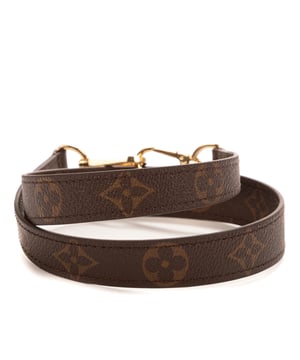 Louis Vuitton Accessoires Monogram Strap  Bandje in de Bruin Gecoat canvas in de Gouden Messing  hardware. Het product is in Als Nieuw (N).
  Afmetingen: 70x2.5x0 cm 
  Inclusief accessoires: NONE
      
  BrandCo Paris vindt zeldzame artikelen in de beste staat voor ongelooflijke prijzen. Het is de moeite waard om geduldig te zijn! Koop met vertrouwen: alle artikelen van BrandCo Paris worden zorgvuldig geselecteerd en geverifieerd door ons team van experts.

  Alle artikelen worden geleverd met een certificaat van echtheid en verpakt door BrandCo Paris.

  Classificatietabel voor de conditie van het artikel:

  N (als nieuw)
  AA (perfecte staat)
  A (uitstekende staat)
  AB (zeer goede staat)
  B (goede/redelijke staat)