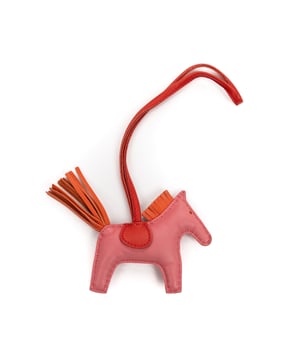Hermès Accesorios Rodeo  Encanto en Rosa/Naranja/Rojo Piel de becerro y nulo hardware. El producto está en en Excelentes Condiciones (A).
  Dimensiones: 9x7x0 cm 
  Accesorios incluidos: Box
    
  BrandCo Paris encuentra artículos raros y en las mejores condiciones a precios increíbles. ¡Vale la pena tener paciencia! Compra con confianza: todos los artículos de BrandCo Paris son seleccionados y autenticados cuidadosamente por nuestro equipo de expertos.
  Todos los artículos vienen con un certificado de autenticidad y un embalaje entregado por BrandCo Paris.
  Tabla de clasificación de la condición del artículo
  N (como nuevo)
  AA (perfecto estado)
  A (excelente estado)
  AB (muy buen estado)
  B (bueno/regular)