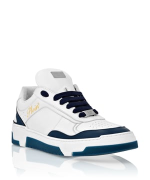 Sportief ontmoet strak in deze low-top sneakers, ontworpen in een rijke mix van texturen voor alledaagse luxe met een streetwise randje.   Gladde constructie van nappa en suède voor een geraffineerd contrast.   Geborduurd signatuurdetail zorgt voor een luxe finishing touch.   Gewatteerde zool biedt comfort met een stoer profiel.   Zeshoekig logoplaatje versterkt de iconische identiteit.   Perfect in combinatie met casual kleding of op maat gemaakte street looks.