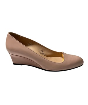 Empfohlener Verkaufspreis
Mit diesen Keilpumps von Tod's strahlen Sie Eleganz aus. Sie sind aus Leder in einem traumhaften Zartrosa gefertigt und zieren einen bequemen Keilabsatz. Das Modell besticht durch eine mandelförmige Zehenpartie und eine Gumminoppensohle.

Tod's Spitzkeil aus rosa Leder
Farbe: Rosa
Material: Leder
Zustand: sehr gut
Größe: 34,5
Gebrauchsspuren: Keine
Artikelnummer: 86458