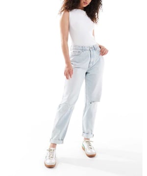 Jeans by ASOS DESIGN Sorry to all your other denim Relaxed, tapered fit? Designed with more room around the hips and thighs Waist is adjusted to prevent gaping High rise Zip fly Five pockets Ripped kneesSold By: Asos