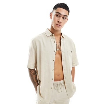 Shirts by ASOS DESIGN Do the smart thing Spread collar Button placket Chest pocket Short sleeves Relaxed fitSold By: Asos