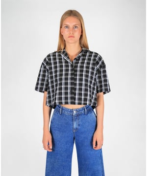 Button down cropped short sleeve shirt in textured fabric.
- Textured lightweight fabric
- Spread collar
- Button down closure
- Drop shoulder
- Crop length
- Baggy fit
- Model is 175 cm tall and wears size S
- 100% polyester
- 30 degree machine wash
- Made in Turkey