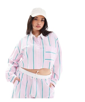 Curve & Plus Size by ASOS DESIGN Brb, adding to basket Stripe design Spread collar Button placket Chest pocket Drop shoulders Boxy fitSold By: Asos