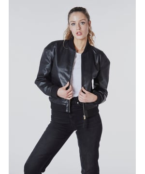 Bomber jacket from Bolongaro Trevor in soft real leather. This classic bomber features a bomber rib neck, welt pockets, rib cuffs and hem. This jacket has all the quintessential markers of a great leather jacket.
Our model is 168 cm tall and is wearing size S
