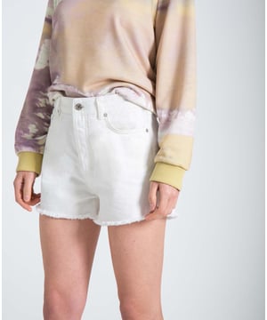 High rise denim shorts with raw hem.
- High rise
- Raw hem
- Hidden button down closure
- Five pocket design
- Belt loops
- Leather logo patch to back
- Regular fit
- Model is 167 cm tall and wears size 26
- 100% cotton
- 30 degrees machine wash
- Made in Turkey