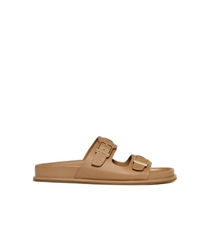Die Sandale Blake ist die perfekte Kombination aus Trend und Funktion. Ihr Bio-Design mit zwei anpassbaren und verstellbaren Schnallen macht sie zu einem Must-have der Saison. Das anatomisch gefütterte und mit dem Polo Club Logo verzierte Fußbett sorgt für Komfort, ohne auf Stil zu verzichten. Mit einer Höhe von 1,5 cm ist sie perfekt für das tägliche Tragen.