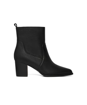 Ergänzen Sie Ihre Looks mit unseren Ryta Damenstiefeletten. Ihr Design und der halbhohe Absatz machen sie zur idealen Wahl für alle, die Eleganz und Komfort in ihrem Alltag kombinieren möchten. Sie verfügen über Innenreißverschluss mit Logoprägung und Anziehschlaufe, die für einen sicheren und komfortablen Sitz garantieren. Die Sohle und das Futter aus Synthetikleder bieten hohen Tragekomfort. Das eingravierte Polo Club Logo auf der Außenseite verleiht ihnen einen exklusiven Touch.