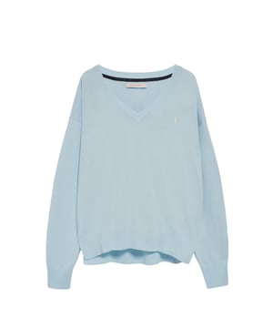 Eleganz ist Ihnen mit unserem gestrickten Baumwollpullover mit V-Kragen für Damen sicher. Seine reguläre Passform passt sich allen Körpertypen an. Rippbündchen an Kragen, Ärmeln und Taille sorgen für einen perfekten Sitz. Das dezente marineblaue Nahtband am Kragen mit eingraviertem Polo Club Logo unterstreichen die Eleganz dieses Pullovers. Charakteristische Stickerei unseres Rigby Go-Logos in Kontrastfarbe auf der Brust. Kombinieren Sie ihn mit einer Jeans für einen legeren Look oder einer Chinohose für ein eleganteres Outfit.