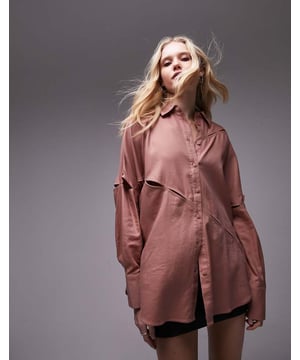 Tops by Topshop Welcome to the next phase of Topshop Spread collar Button-through front Long sleeves Splice details Regular fitSold By: Asos