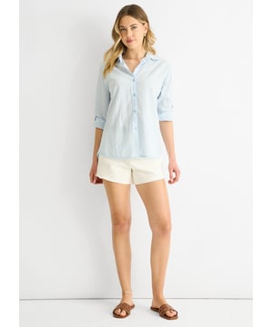 Fresca sin esfuerzo e innegablemente cómoda, esta camisa azul de algodón con rayas y mangas remangables es tu nueva elección para un estilo desenfadado con actitud. El tejido de algodón transpirable te mantiene fresco, mientras que las versátiles mangas remangables te permiten pasar de un estilo elegante a uno informal en cuestión de segundos. Perfecta para combinar con vaqueros o chinos y conseguir un look arreglado al instante.