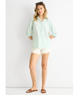Fresca y versátil sin esfuerzo, esta camisa a rayas de algodón verde salvia cuenta con cómodas mangas remangables para mayor comodidad. El sutil estampado de rayas añade interés visual, mientras que el tejido de algodón transpirable te mantiene fresco todo el día. Perfecta para salidas informales o para vestir más elegante con los accesorios adecuados: tu nueva elección para un estilo relajado con un toque atrevido.