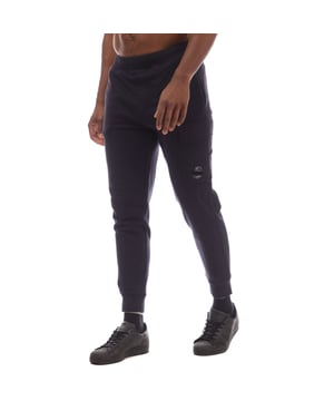 Heren C.P. Company Diagonal Raised Fleece Lens Joggingbroek in navy.- Verstelbare tailleband met trekkoord.- Zijzakken.- Cargo flap snap pocket met Lens-detail.- Ribgebreide boorden.- Regular fit.- 100% katoen.- Ref: 18CMSP017A888