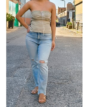 Verhoog je stijl met onze Sage Green Tall Mono Bow Corset Top. Deze stijlvolle en comfortabele top heeft een prachtige saliegroene kleur en een strak korsetontwerp. De monochrome strik voegt een vleugje casual elegantie toe, waardoor het de perfecte aanvulling op je garderobe is.