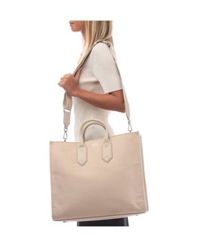 Spacious main compartment.Removable and adjustable shoulder strap.One zip pocket.Two slip pockets.Two handles.Polished gold-coloured metal fittings.