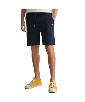 Mens Gant Shield Sweat Shorts
Style Name:Reg Shield Sweat Shorts
Made In Turkiye
97% Cotton 3% Elastane
Regular Fit
Drawstring Waist
Front Pockets and Back Pocket
GANT Graphic Embroidered at Left Leg
Better Cotton
Do Not Tumble Dry