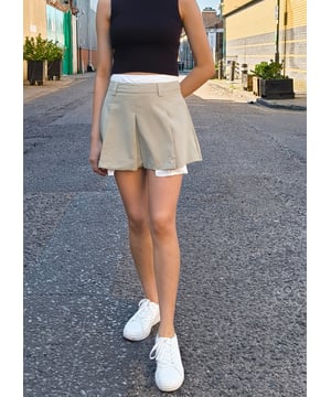 Mantente elegante y cómoda con nuestra Falda Pantalón Plisada Verde Salvia Alta Tejida con Detalle de Bolsillos. Con un exclusivo diseño plisado y prácticos bolsillos, esta falda es perfecta para añadir un toque de elegancia informal a tu armario.