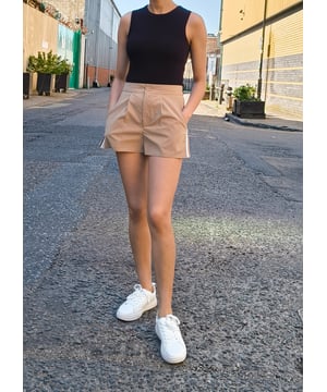 Actualiza tu vestuario con nuestros pantalones cortos Toupe Tailored. Diseñados para un look casual y elegante, estos pantalones cortos son perfectos para cualquier ocasión. Confeccionados con un cómodo tejido, podrá disfrutar tanto de estilo como de comodidad. Renueva tu look y siéntete segura de ti misma con nuestros pantalones cortos Toupe Tailored Shorts.