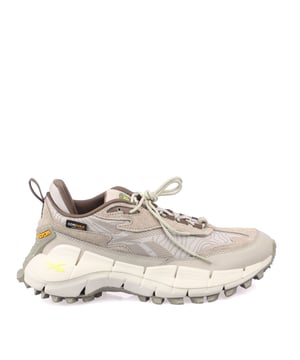 Reebok Zig Kinetica 2.5 Edge Sneakers in het wit. - Bovenwerk van textiel en suede. - Vetersluiting. - Ronde neus. - Trekhaak op de hiel. - Geassembleerd ontwerp. - Faux suede panelen. - Logo-gegraveerde tong. - Gecodeerde inlegzool. - Rubberen zool. - Ref: 100074671