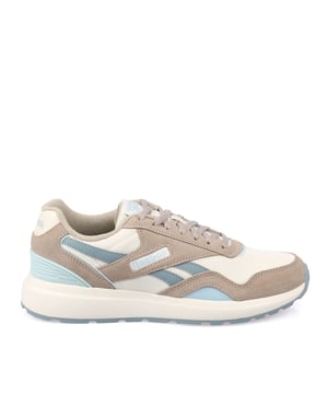 Exclusief bij jd. Stap in een hardloop-geïnspireerde stijl met deze heren gl1100 trainers van reebok. Geïnspireerd door de archieven, hebben deze volledig zwarte trainers een combinatie van mesh, synthetisch leer en suede in de bovenkant. Ze hebben een textiele voering en een gewatteerde enkelkraag en tong. Onder de voet voelt de zachte eva-tussenzool licht aan terwijl deze elke stap dempt. Afgewerkt met een laag-profielf rubberen zool en tonale reebok branding overal. Materiaal: leren, synthetisch en textiel bovenwerk - synthetische zool.