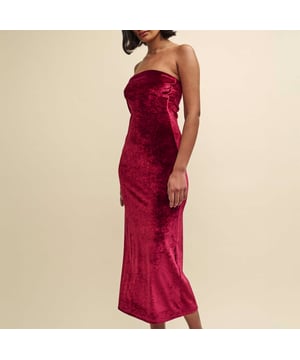 Dames Nobodys Child Velvet Bandeau Jurk. Een rode bandeau jurk van glamoureus verantwoord fluweel. Gemaakt van een mix van gerecyclede materialen, de luxe stof heeft een vleugje stretch voor een altijd perfecte pasvorm. Style het met sieraden en bijna-onzichtbare sandalen. – Ontworpen voor een nauwsluitende snit. Materiaal: 50% Polyester (Gerecycled), 42% Polyester, 8% Elastane. Ref: D232515RED.
