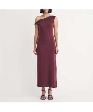 Women's Nobodys Child Andrea Twist Shoulder Midi Dress. Pretty in dusky purple. This drop shoulder midi is perfect for when you’re looking for that little something extra. An always flattering shape the asymmetric design and contrasting strap sizes add extra special touches to a classic silhouette. Step into barely-there heels and you’re good to go.- Drop shoulder.- Designed for a close fit. Material: 78% Viscose, 18% Linen, 4% Elastane. Ref: D242773PRP.