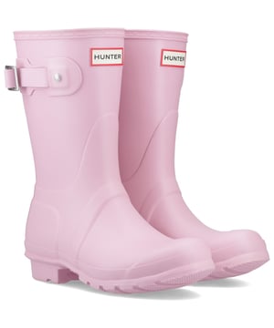 Geschikt voor natte weersomstandigheden is deze dames Wellington een kortere versie van de iconische Hunter Original Tall Boot. Gemaakt van natuurlijk rubber, wordt elke laars met de hand vervaardigd en in drie dagen in elkaar gezet voordat deze wordt gevulkaniseerd voor superieure bescherming.