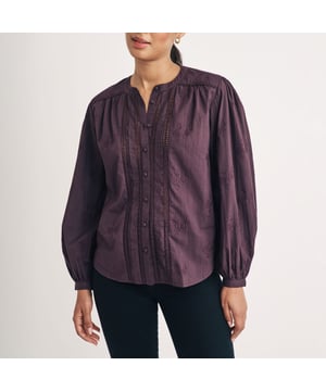 Dames Nobodys Child Fern Bloemen Geborduurde Blouse. Het zit 'm in de details. Deze blouse met knopen is afgewerkt met bloemenborduurwerk en verfijnde kantdetails. We houden van de ontspannen pasvorm en de ronde halslijn die in balans is met de trendy geplooide mouwen. Combineer met je favoriete denimstukken. - Ronde halslijn. - Lange pofmouwen. - Ontworpen voor een ontspannen pasvorm. - Knoopsluiting. Materiaal: 100% Biologisch Katoen. Ref: T243199BRN.