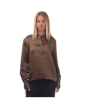 glanzende gekreukte blouse met een vrouwelijke silhouet -- satijnachtige uitstraling -- verborgen knopen bij de kraag -- knoopmanchetten -- blouse die van dag tot nacht gedragen kan worden