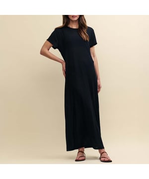 Women's Nobodys Child Dustin Maxi Jersey Dress. The perfect T-Shirt dress does exist. Designed for all those throw-on-and-go moments, this classic black full-length, figure-framing piece is perfect for whatever you’ve got planned this spring. Style your maxi with trainers or boots and gold jewellery.- Round neck.- Short sleeves.- Relaxed skirt that skims the body. Material: 65% Polyester (Recycled), 32% Polyester, 3% Elastane. Ref: D240182BLK.