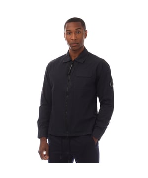 Heren C.P. Company Organic Gabardine Full Zip Overshirt in marineblauw. - Klassieke kraag. - Lange mouwen. - Verstelbare knopenmanchetten. - Borstzak met flap. - Ritssluiting. - Lensdetail. - Garment dyed. - Regular fit. - 100% Katoen. - Ref: 18CMOS124A888