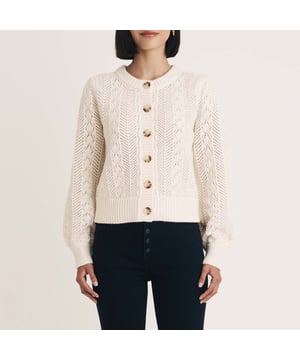 Dames Nobodys Child Pointelle Gebreide Cardigan. Comfort is essentieel. Deze pointelle cardigan is verkrijgbaar in roomkleur. Met de klassieke knoopsluiting aan de voorkant en ribgebreide zomen, draag hem overal waar je deze seizoen naartoe gaat. Wij dragen de onze met denim en platte pumps. - Ronde hals. - Lange mouwen. - Knoopsluiting aan de voorkant. - Ontworpen voor een losse pasvorm. Materiaal: 57% Polyester (gerecycled), 43% Acryl (gerecycled). Ref: K241679CRM.