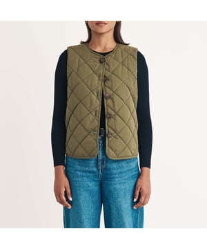 Dames Nobodys Child Gewatteerd Puffer Gilet. Wat een vest. Volledig vervaardigd uit gerecycleerde materialen en in een olijfgroene kleur, is deze eenvoudig aan te trekken laag ons nieuwe quiltplezier. De knoopsluiting aan de voorkant verhoogt de aantrekkelijkheid. We dragen de onze met een lichtgewassen spijkerbroek, een jersey T-shirt en laarzen. - Ronde hals. - Knoopsluiting aan de voorkant. - Ontworpen voor een ontspannen pasvorm. - Maatadvies: we raden je gebruikelijke maat aan. Materiaal: 100% polyester (gerecycled). Ref: O242676GRN.