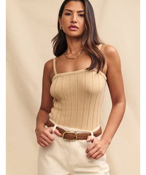 Dames Nobodys Child Wide Rib Cami Top. De biscuitkleur is in. Gemaakt van 100% biologisch katoen, maakt deze brede rib cami-top je outfit af. Met nauwelijks waarneembare bandjes en ontworpen voor een nauwsluitende pasvorm, laat het je figuur zien. Draag het met denim en zomersandalen. - Vierkante hals. - Spaghettibandjes. - Geribbelde textuur. - Ontworpen voor een nauwe pasvorm. Materiaal: 100% biologisch katoen. Ref: T241193BGE.