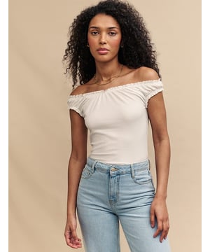 Vrouwen Nobodys Child Savannah Bardot Top. Zeg hallo tegen Savannah. Gemaakt van gerecyclede materialen, heeft deze witte Bardot top een vleugje stretch om de off-shoulder snit de hele dag op zijn plaats te houden. - Met gerimpelde afwerkingen, is ze ook gedetailleerd. - Combineer de jouwe met denim. - Off-the-shoulder stijl. - Ontworpen voor een slanke pasvorm. Materiaal: 99% polyester (gerecycled), 1% elastaan. Ref: T240771WHT.