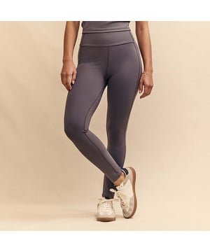 Dames Nobodys Child Athleisure Leggings. Til je sportoutfit naar een hoger niveau. Deze super zachte grijze leggings zijn helemaal gericht op comfort. Mis de opvallende stiksels, flatterende paneeldetails en subtiele NC-branding op de achterkant niet. Maak de set compleet met de bijpassende tanktop. - Ontworpen voor een nauwsluitende pasvorm. - Als je tussen maten in zit, raden we aan een maat kleiner te nemen. Materiaal: 75% Polyester (gerecycled), 25% Elastaan. Ref: B241532GRY.