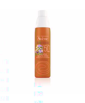 El SPRAY NIÑOS SPF50+ brinda una óptima protección UV para la piel sensible de los niños, y su aplicación es rápida y sencilla.   **PROTECCIÓN MUY ALTA:** Avene combina su experiencia en la defensa contra los rayos UVB, UVA y los radicales libres a través de su sistema de filtros patentados, Sunsitive Protection®.   **TRIPLE RESISTENCIA:** Es altamente resistente al agua, a la arena y al sudor.   **ALTA TOLERANCIA PEDIÁTRICA:** Este producto ha sido testado bajo supervisión dermatológica y pediátrica para garantizar su alta tolerancia, y está libre de perfumes.  **Compromisos con el medio ambiente:** Utilizamos filtros no ecotóxicos, cuya seguridad ha sido probada en tres especies clave de la biodiversidad marina*. Desarrollamos fórmulas optimizadas para ser biodegradables** y limitamos la cantidad de filtros UV en nuestros productos. Nuestros envases están elaborados con materiales reciclados o reciclables, así como con materiales orgánicos, compostables y plásticos reducidos. Actualmente, un 36% de nuestros materiales son reciclados y la mayoría son reciclables. Además, implementamos campañas para concienciar y educar al público sobre la importancia de elegir la protección solar adecuada y seguir las recomendaciones de uso.  *Las pruebas fueron realizadas por el Observatoire Océanologique de Banyuls-sur-Mer, en colaboración con el European Marine Biological Resource Center (o en laboratorios independientes), sobre tres especies clave de la biodiversidad marina: una de coral, una de fitoplancton y una de zooplancton, utilizando concentraciones representativas de las que se encuentran en el entorno natural para los filtros solares.   **De acuerdo a la prueba OCDE 301.  **Beneficios:** - **FOTOPROTECTOR:** Filtros fotoestables UVB-UVA que protegen contra los efectos dañinos de la radiación solar. - **TRIPLE RESISTENCIA:** Muy resistente al agua, a la arena y al sudor, protegiendo la piel incluso durante la natación. - **ALTA TOLERANCIA PEDIÁTRICA:** Diseño probado bajo supervisión dermatológica y pediátrica. - **TEXTURA LIGERA:** Facilita una aplicación sin complicaciones. - **HIDRATANTE:** Hidrata las capas superiores de la piel.